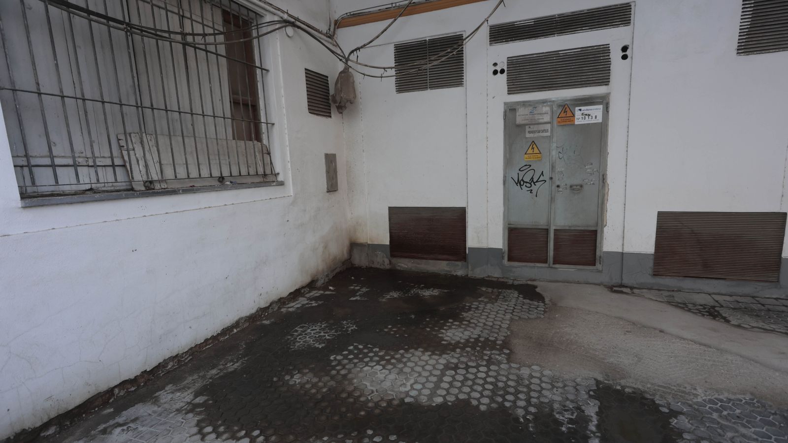 La zona de la estación transformadora eléctrica en mal estado.