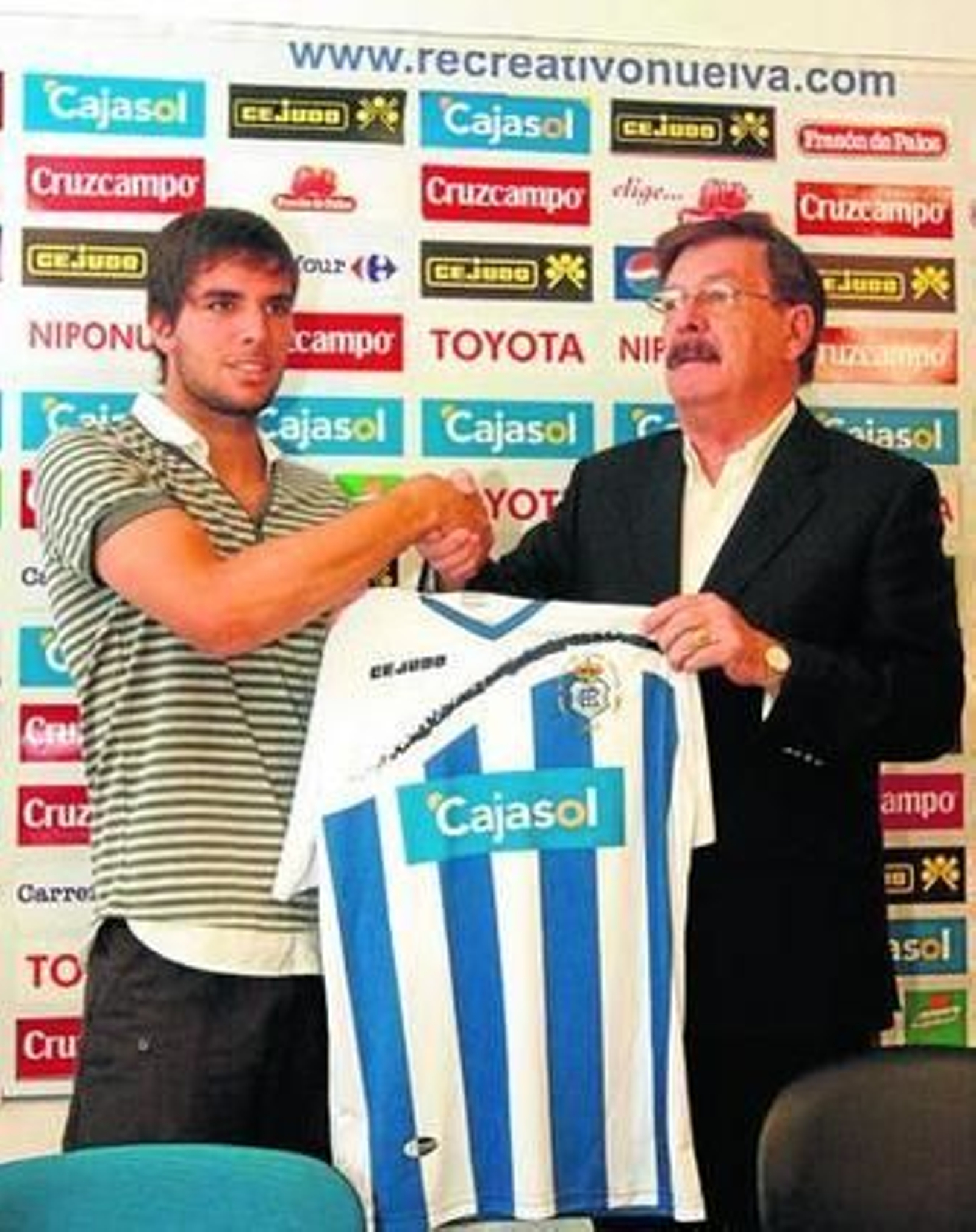 Cabrera, nuevo jugador del Recre, junto al presidente Francisco Mendoza en la presentación del futbolista.