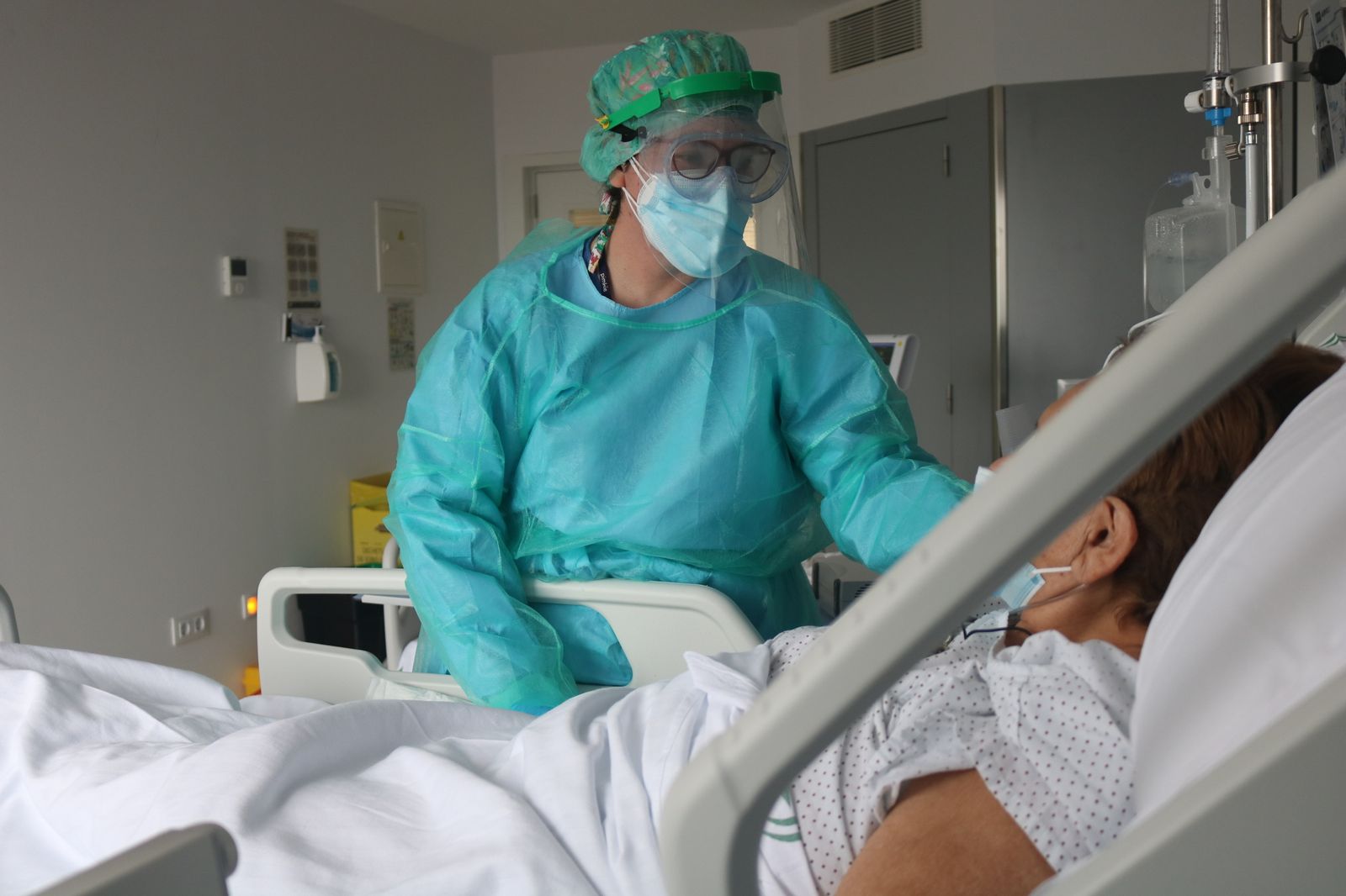 Personal sanitario junto a un paciente hospitalizado en el Hospital de Emergencia Covid-19.