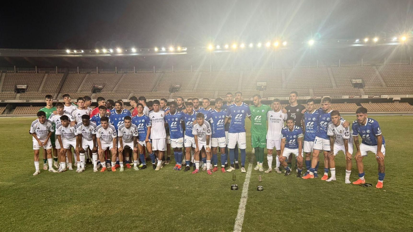 Los jugadores del Real Madic C y del Xerez DFC posaron con los trofeos.