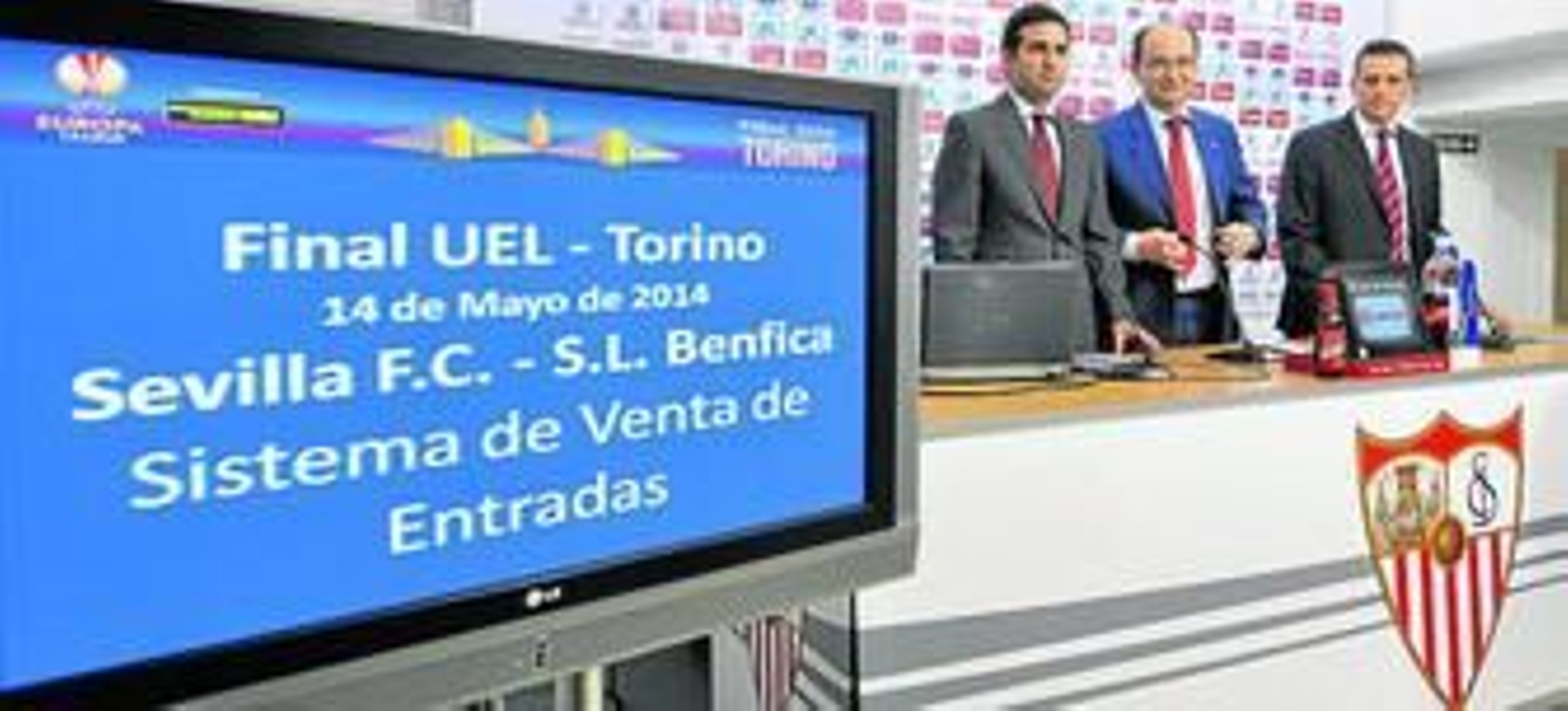 Jesús Arroyo, responsable de las relaciones con la UEFA, el presidente, José Castro, y el director general. José María Cruz, antes de su comparecencia ante la prensa.