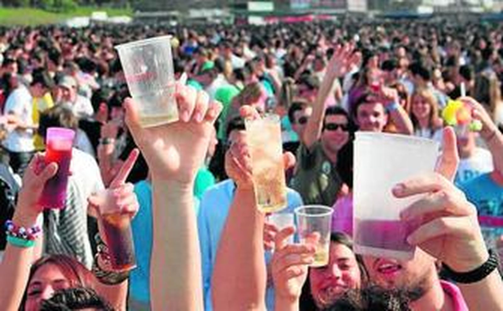 Jóvenes en la última 'botellona' en el Charco de la Pava.