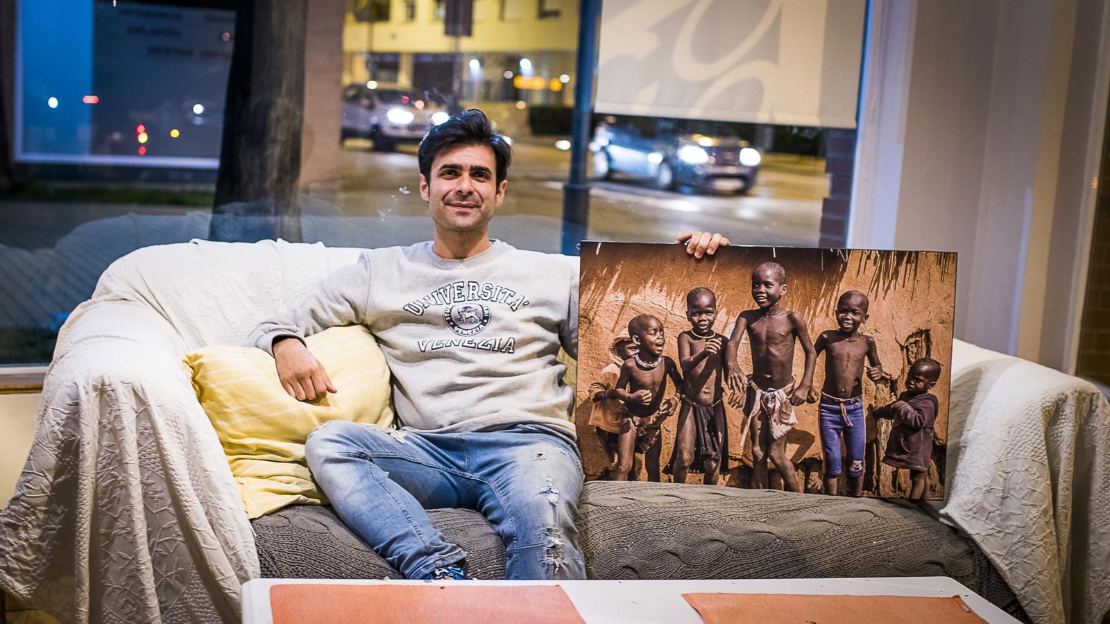 El autor posa con una de las obras en Coso Jerez.