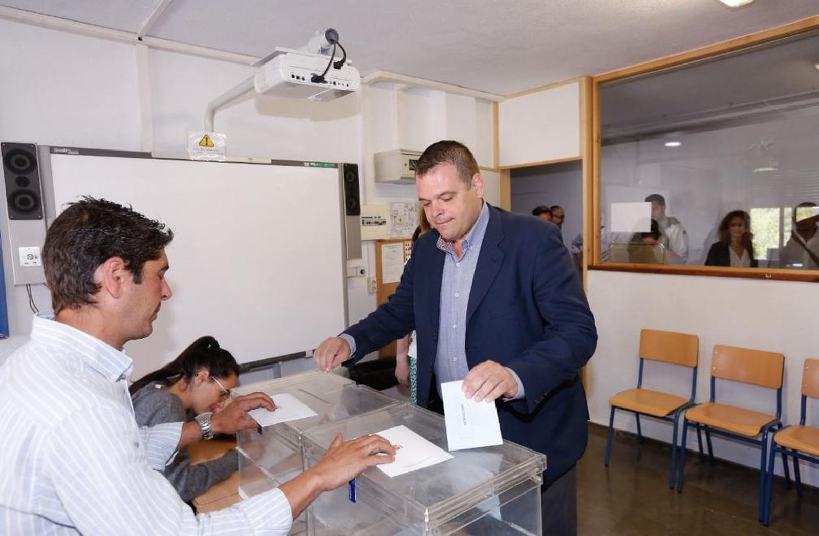 Onofre Miralles vota el 26-M en Granada.