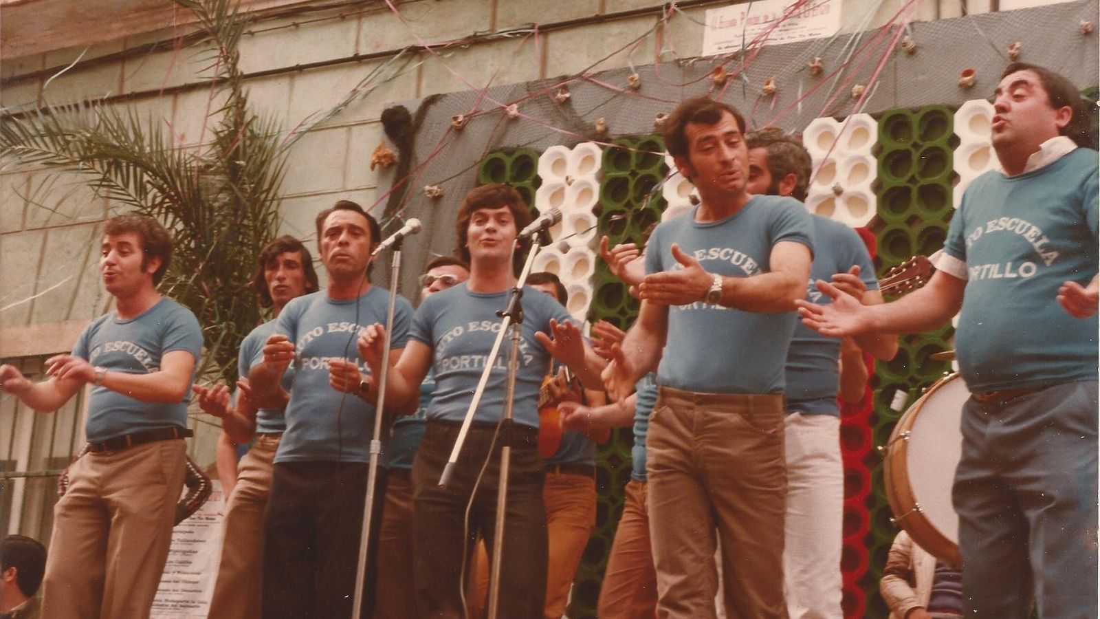 Juan Chaves, primero por la izquierda, en la Erizada de 1982 con 'Los pipirigañas'.