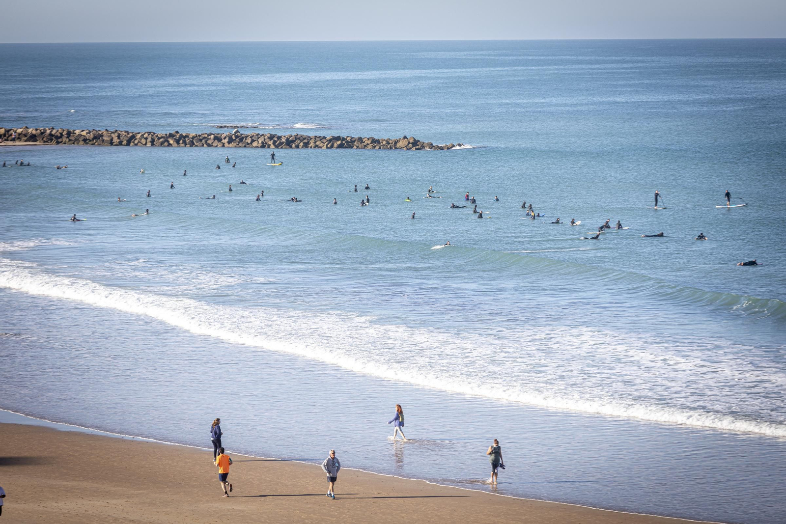 Numerosos surferos se dieron cita en la playa