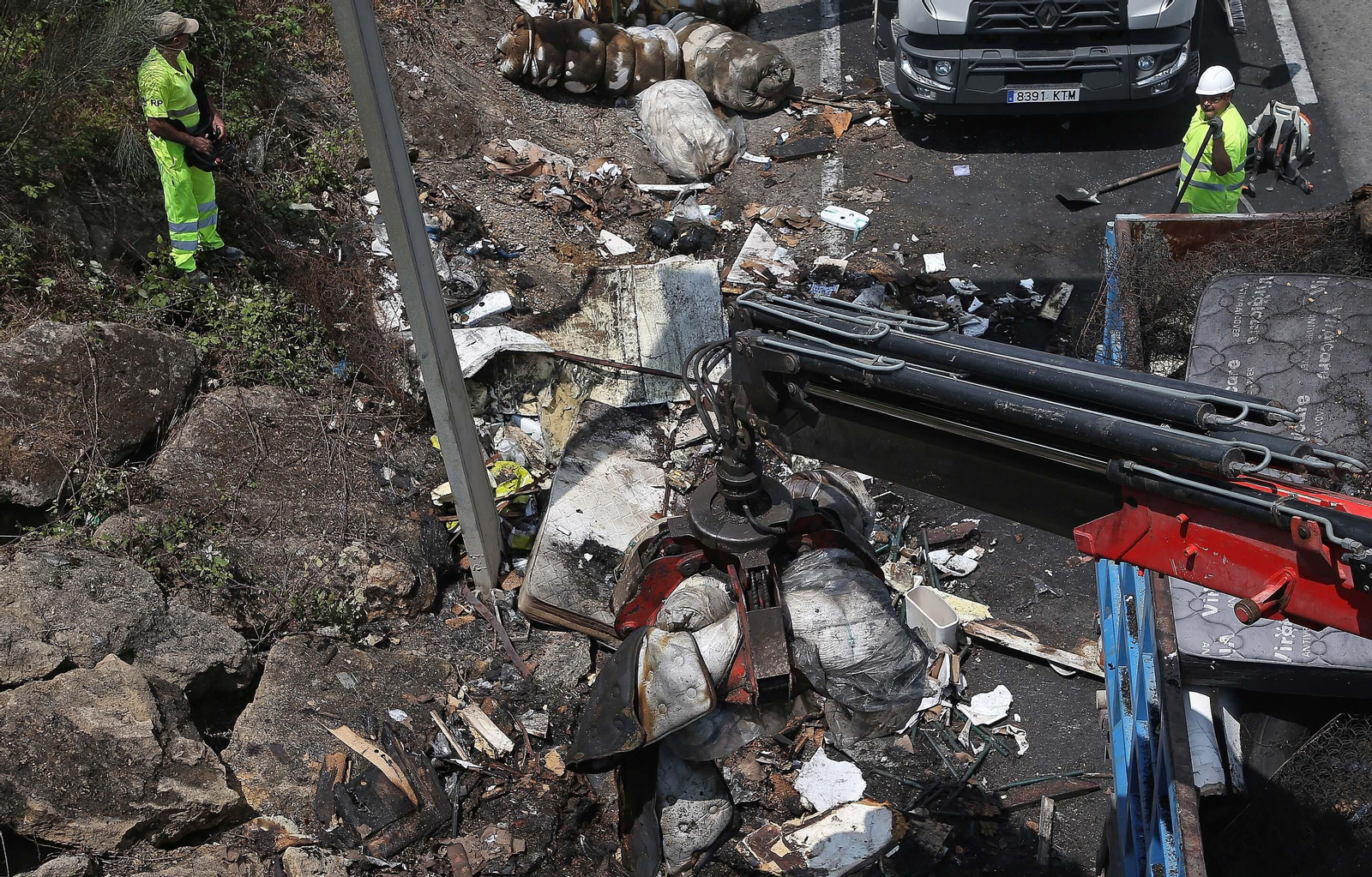Fotos de la retirada de la carga del camión incendiado en el acceso norte de Algeciras