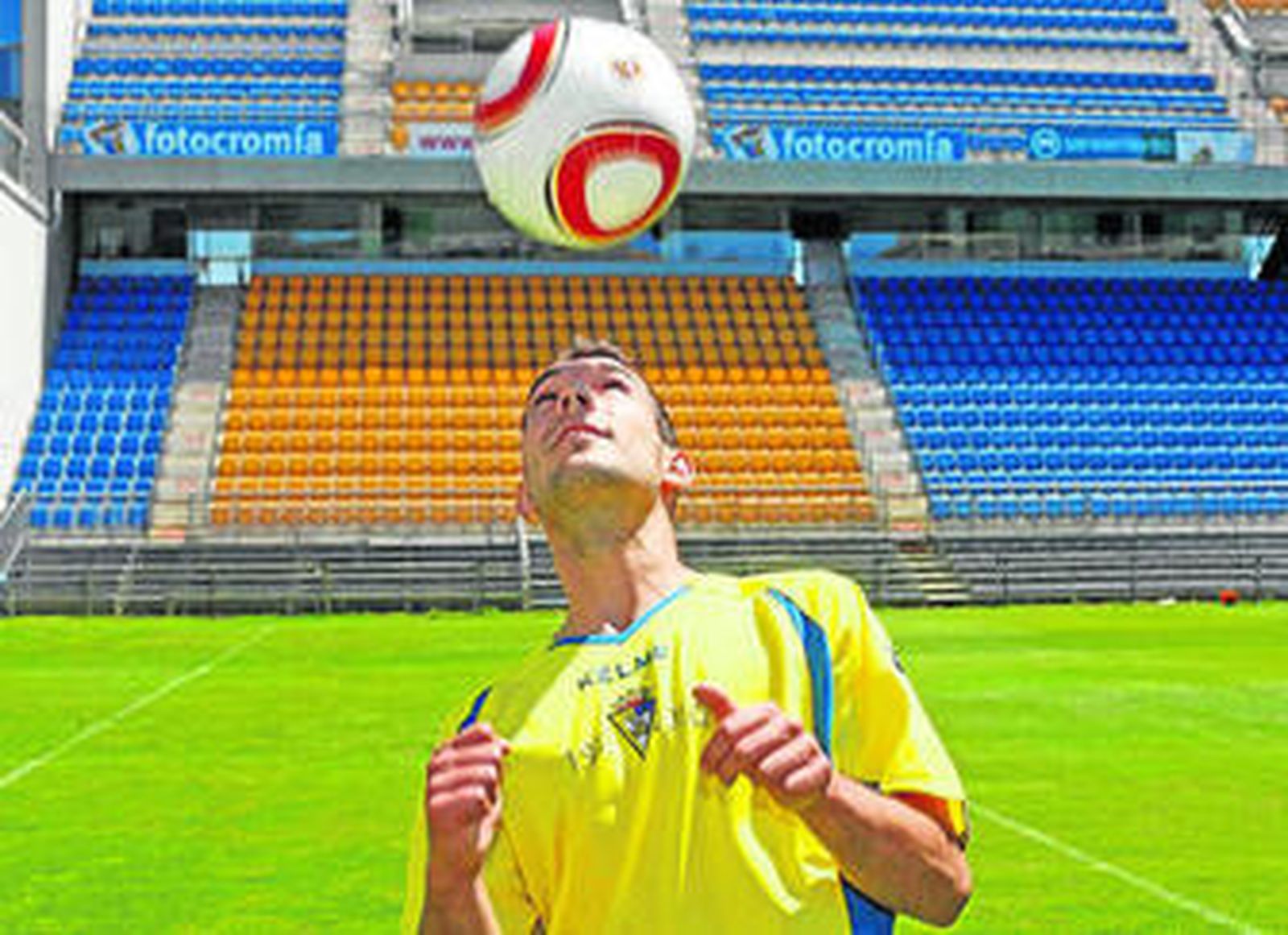 Ferreiro cabecea un balón el día de su presentación como jugador del Cádiz.