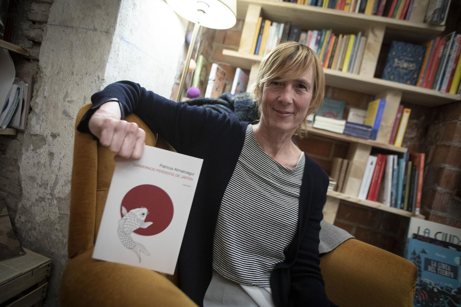 Patricia Almarcegui con el libro que mañana miércoles presenta en Cádiz.