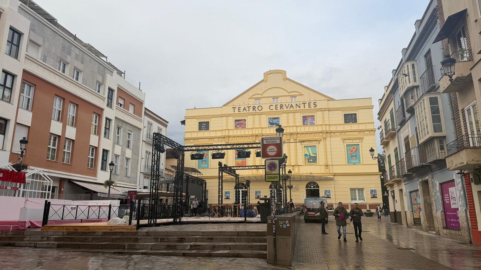 Exterior del Teatro Cervantes preparado para el inicio del Festival de Málaga.