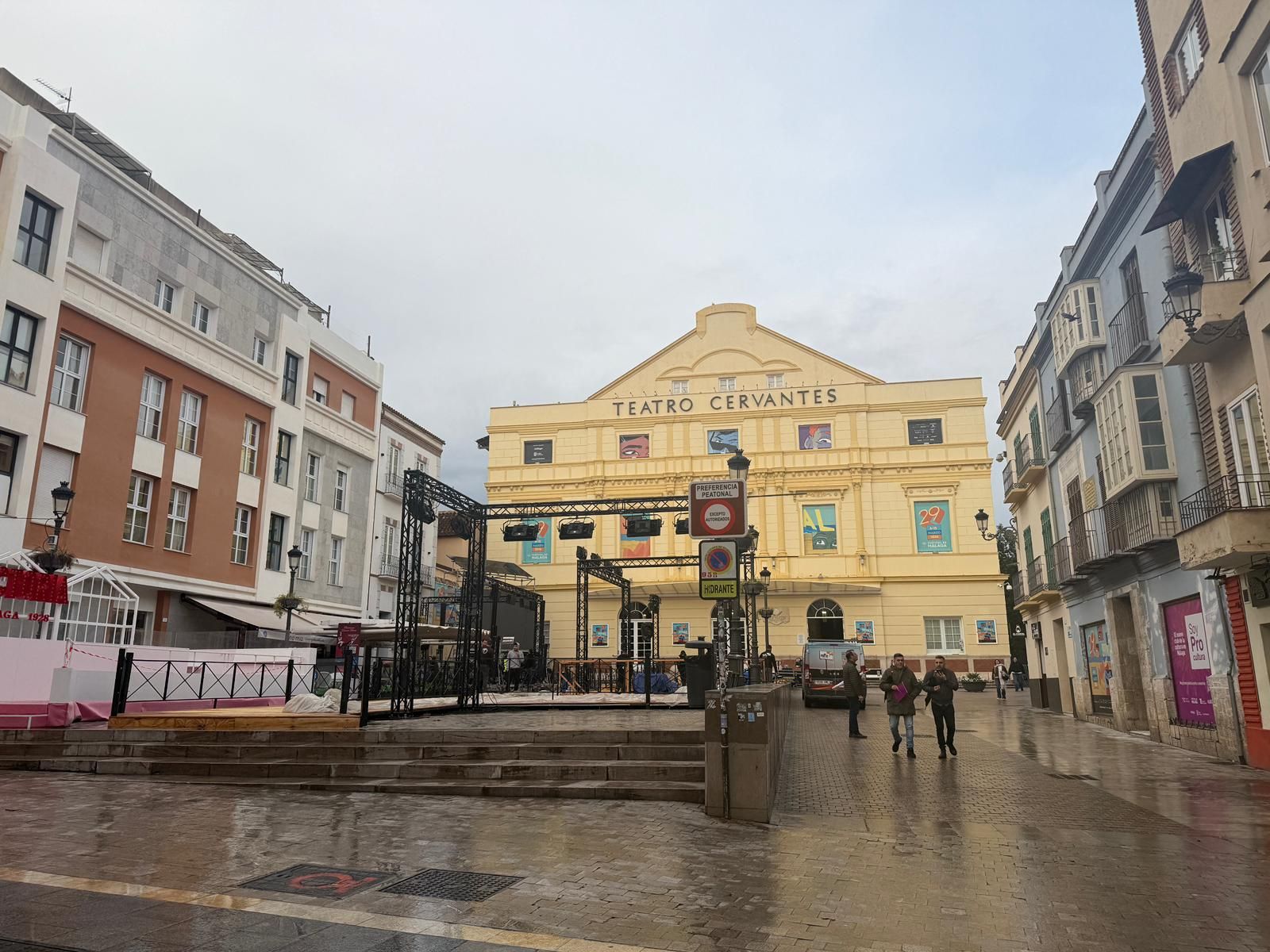Exterior del Teatro Cervantes preparado para el inicio del Festival de Málaga.