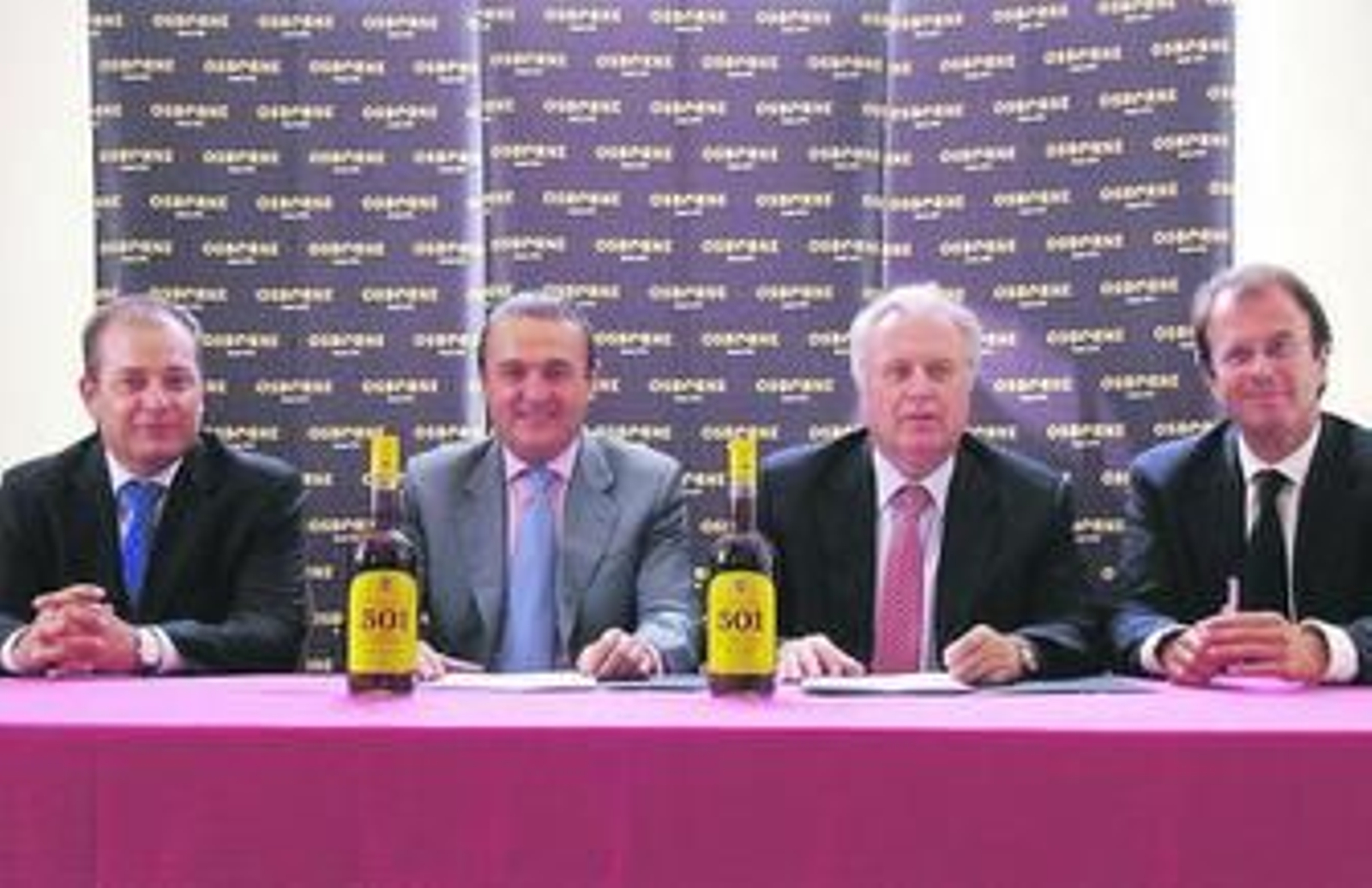 Eduardo Ruiz y José Carlos Torres (501) y Tomás e Ignacio Osborne, por la casa del toro, firmando el acuerdo.