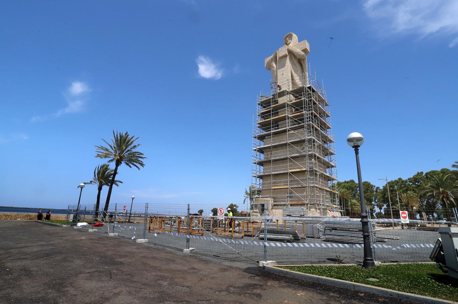 Imágenes del desmontaje de los andamios en el monumento a Colón tras su restauración