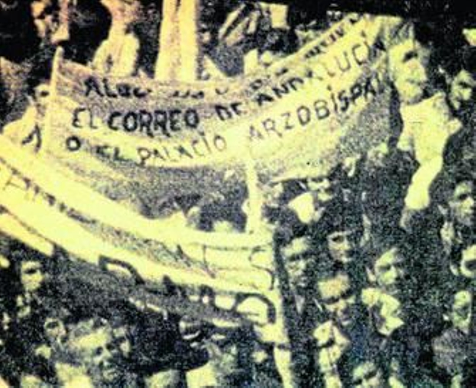 Hitos en la biografía periodística de José María Javierre: pancarta con el texto que decía "Algo hay que quemar, El Correo de Andalucía o el Palacio Arzobispal".