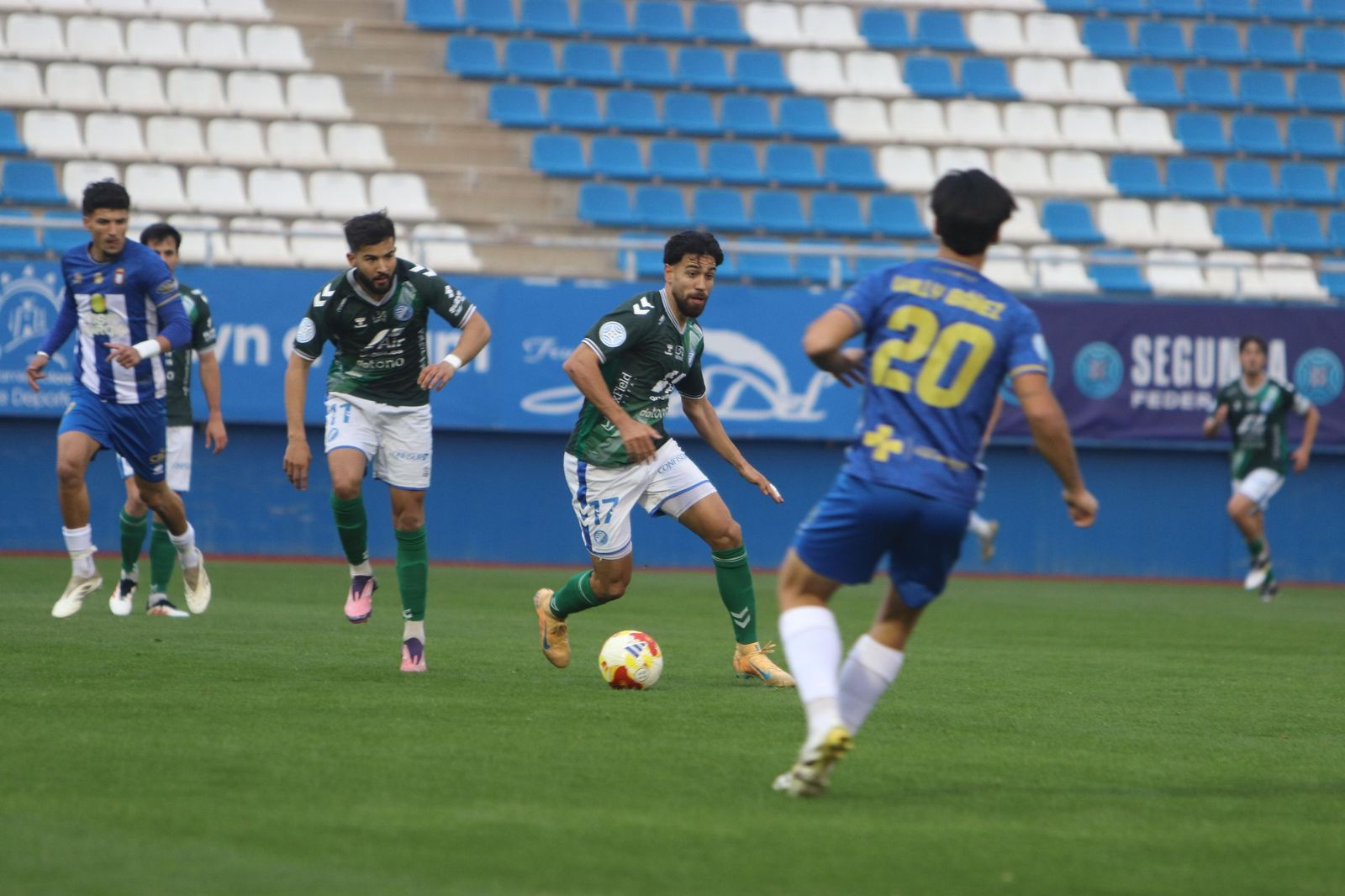 Dieste conduce el balón en un lance del partido.