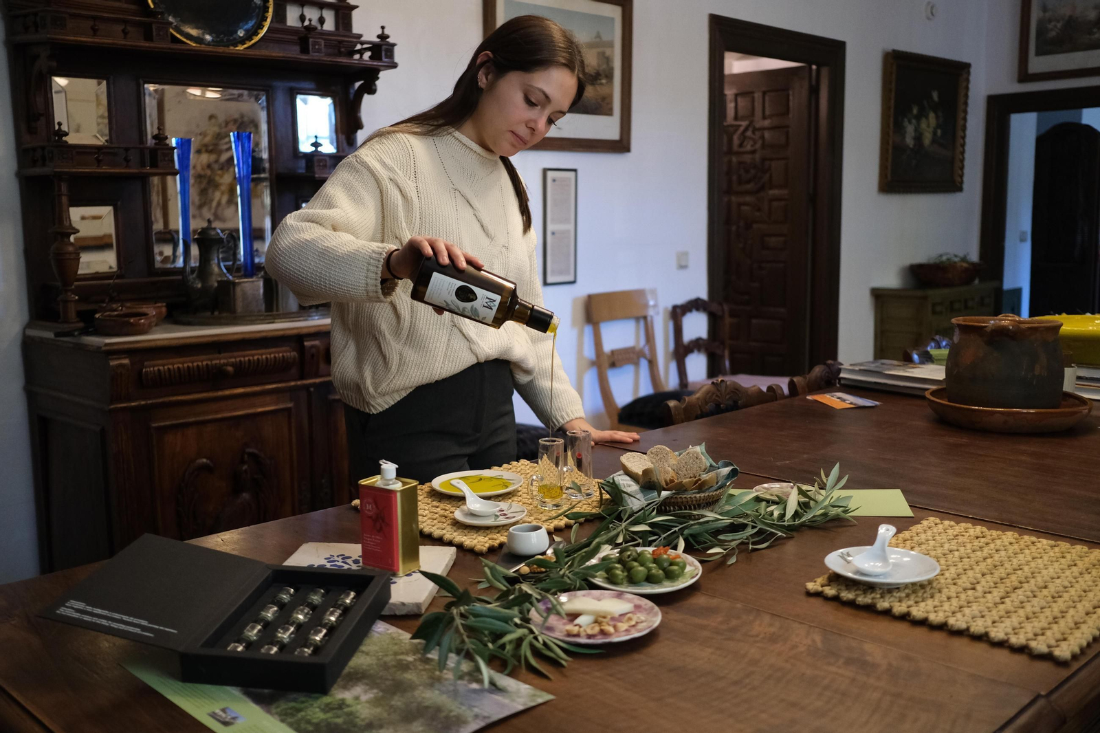 Priscila Torielli prepatando todos los elementos a utilizar durante la experiencia.