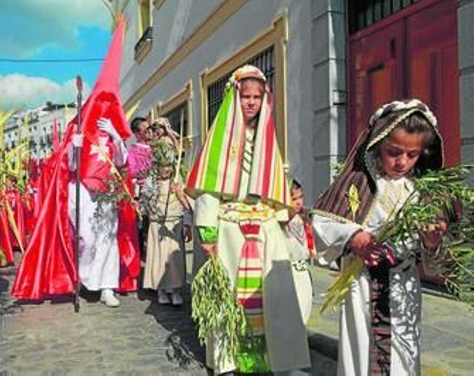 Niñas vestidas de hebreas acompañan al paso por las calles de Pozoblanco.