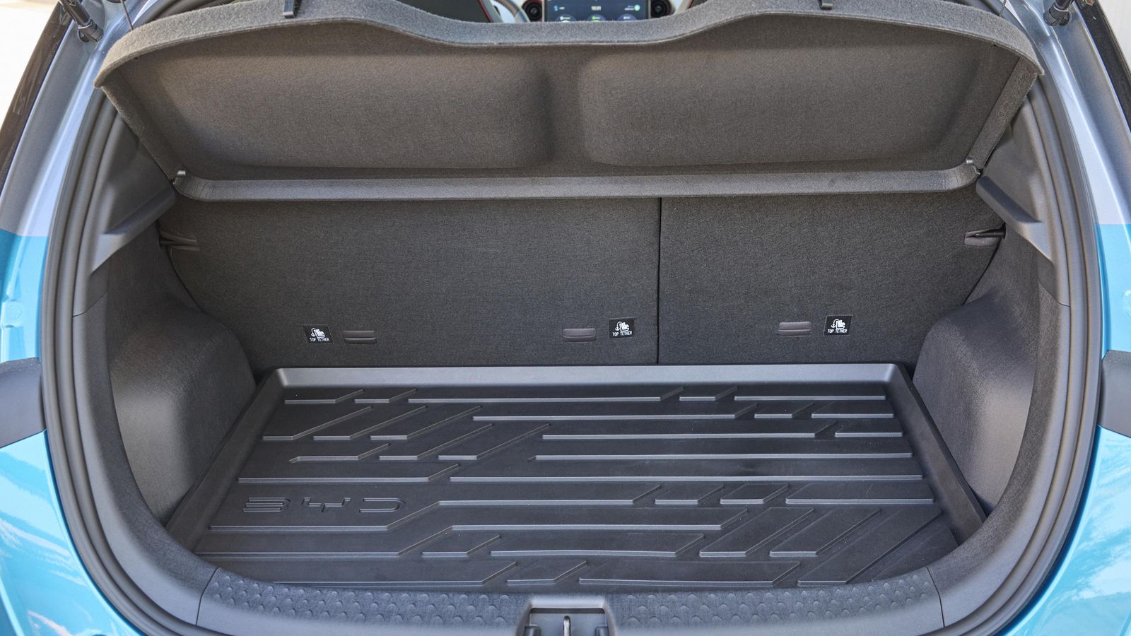 El maletero tiene una capacidad de 345 litros. Abatiendo los respaldos puede alcanzar los 1.310.