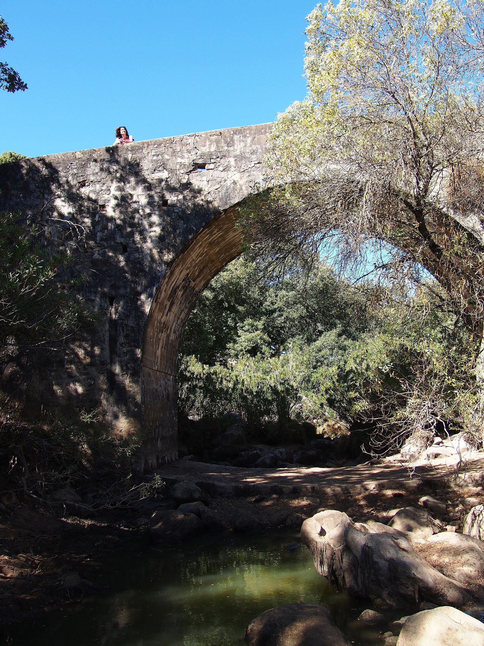 Puente sobre el Gaduares perfecto para mirar al infinito como si tuviéramos un rico mundo interior. Puente sobre el Gaduares perfecto para mirar al infinito como si tuviéramos un rico mundo interior.