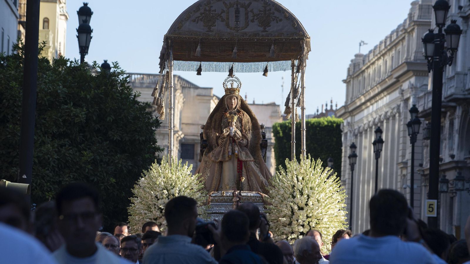 La Patrona recibe los rayos de sol en la Avenida.