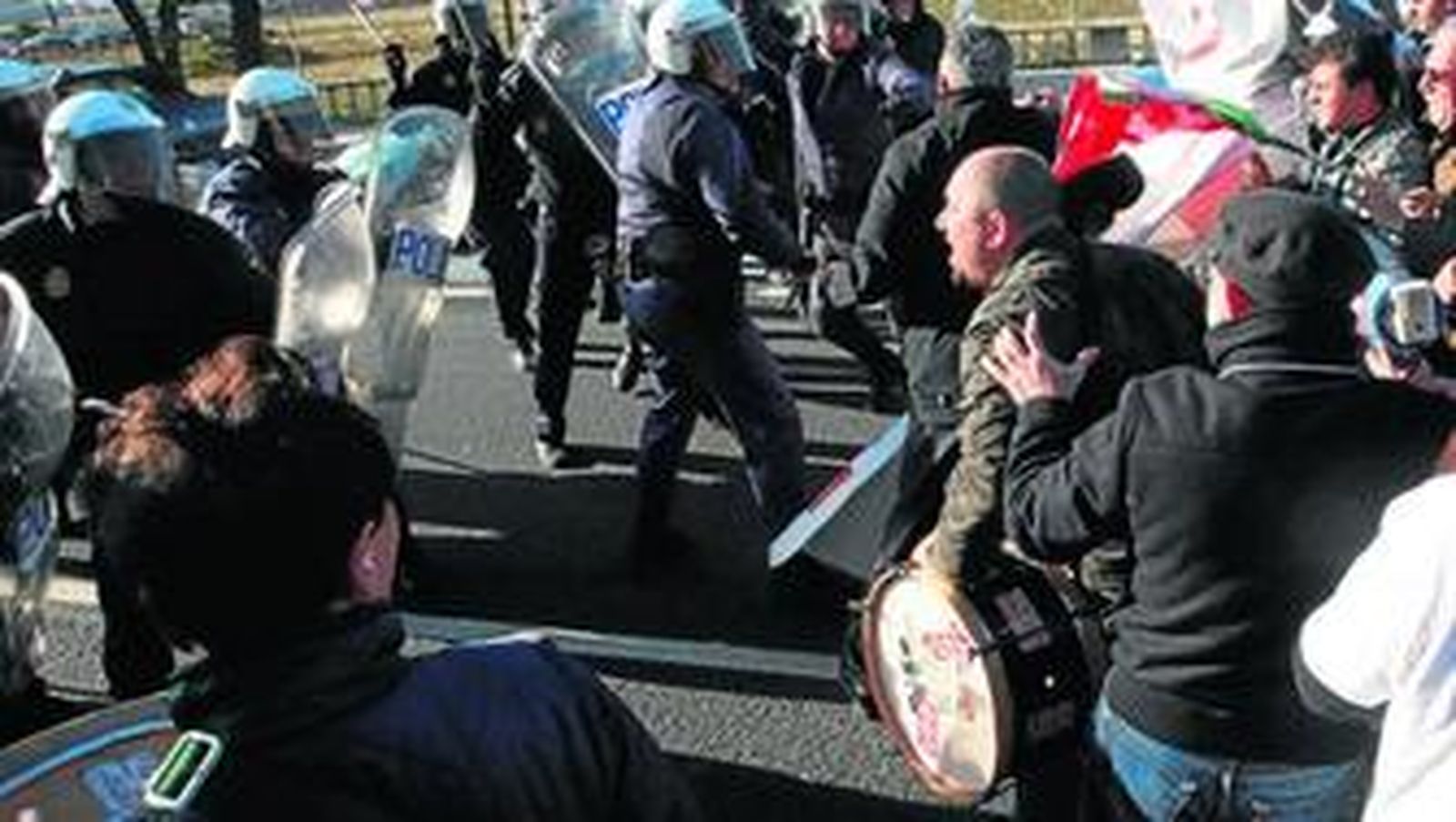 La Policía carga contra los trabajadores municipales en La Línea el pasado lunes, durante una protesta por el retraso en el pago de la nómina de octubre.