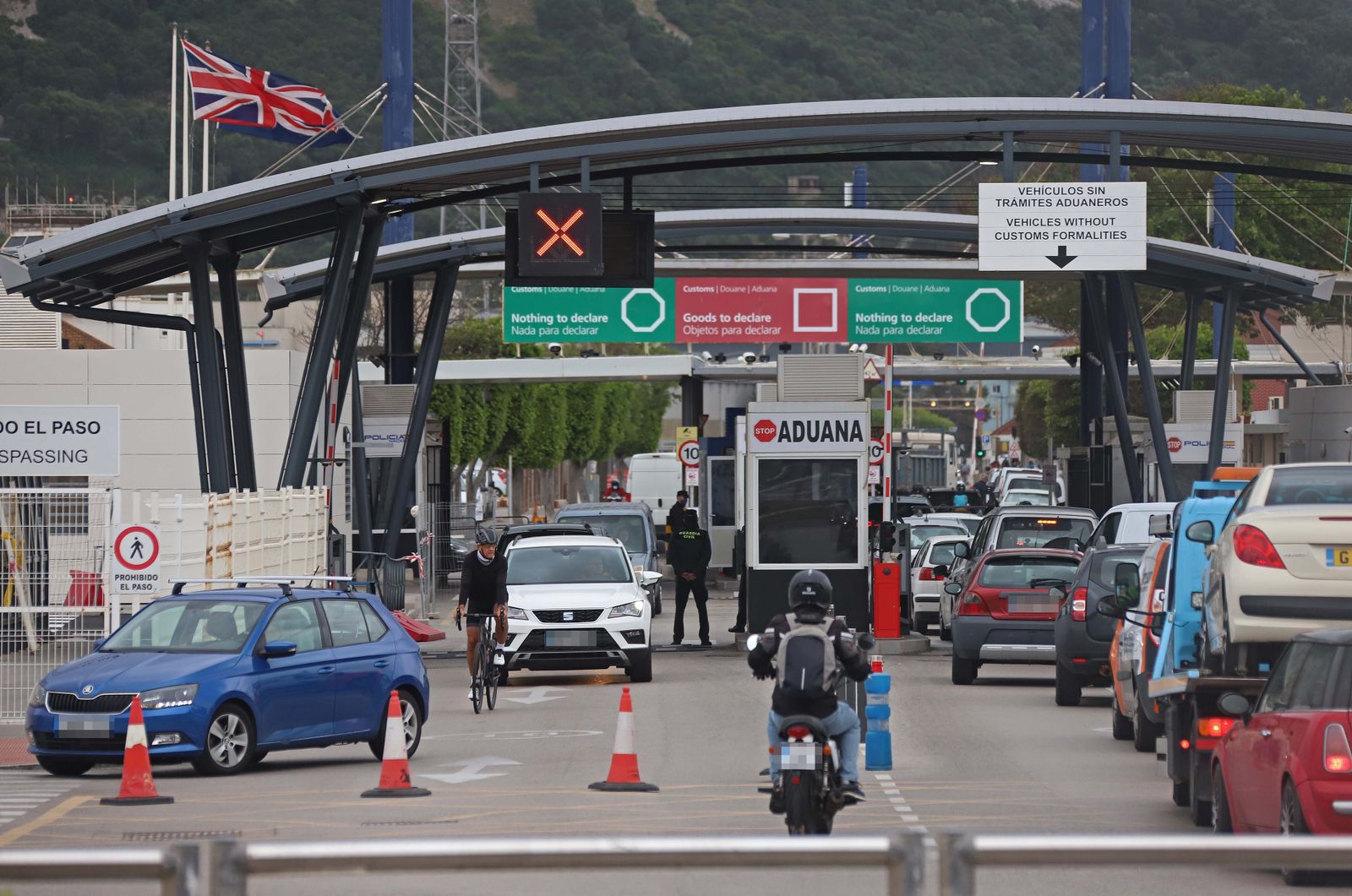 Vehículos saliendo del Peñón