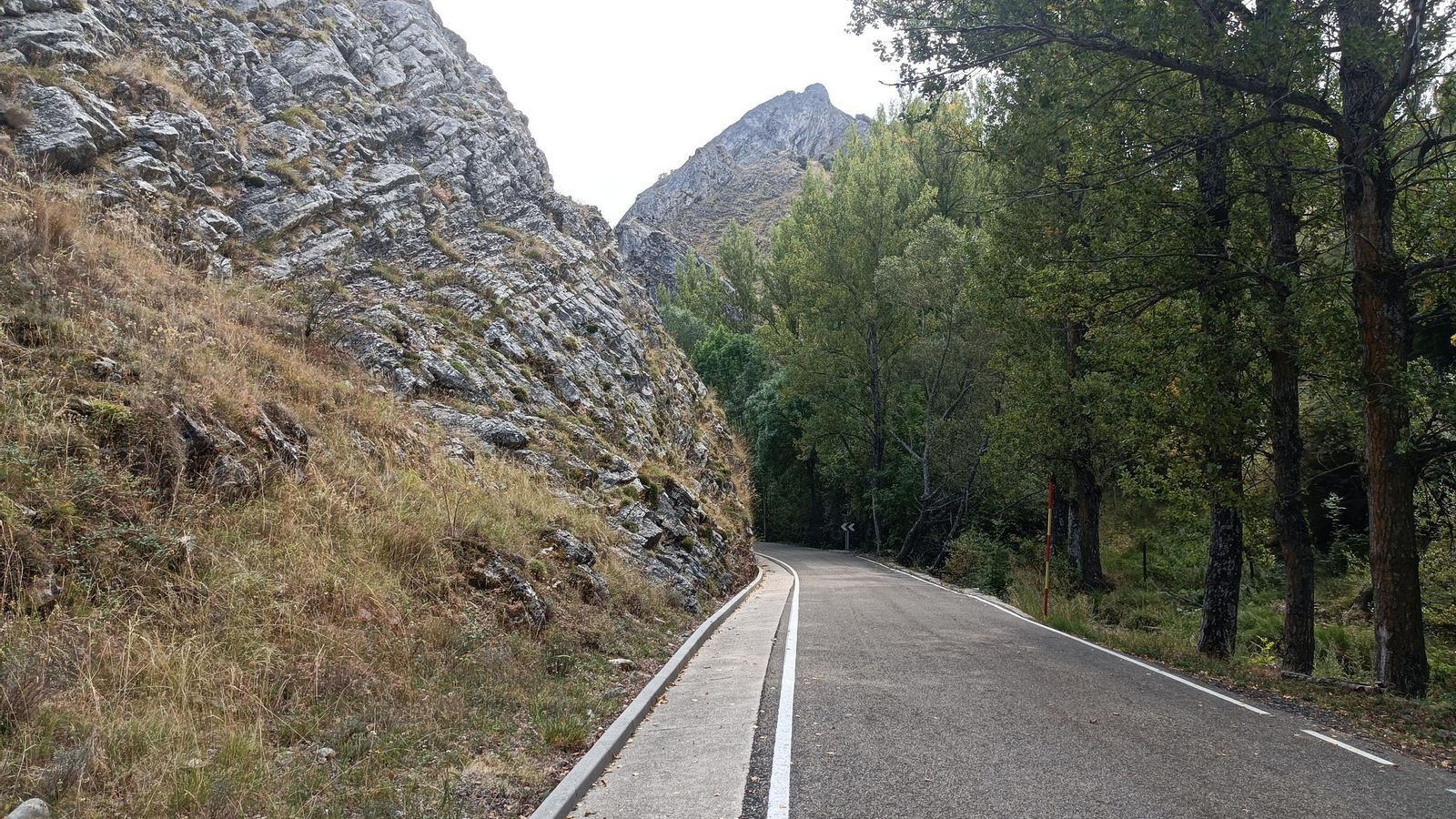La carretera hacia Otero de las Dueñas tiene un tramo inicial muy pintoresco. La carretera hacia Otero de las Dueñas tiene un tramo inicial muy pintoresco.