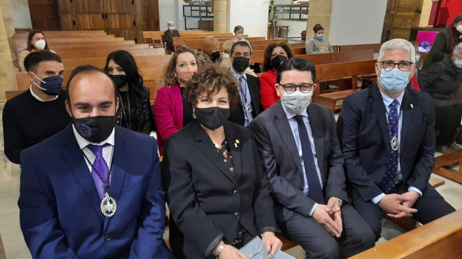 La pregonera junto a las autoridades asistentes, como el alcalde y el diputado de Cultura.