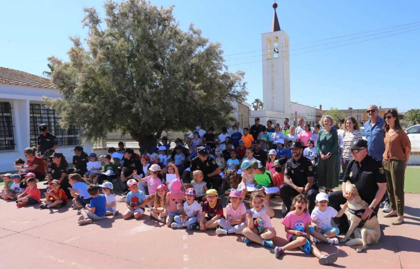 Los agentes, posando con los estudiantes que han asistido a la exhibición.