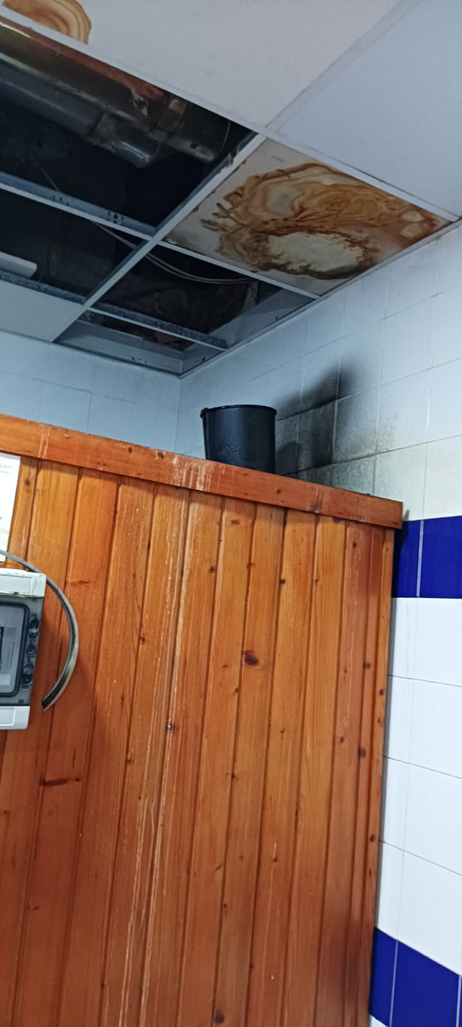 Falso techo desprendido en vestuarios.