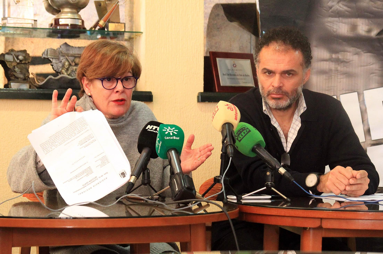 Rosa Espada y José Ramón Cotán, durante la intervención de ambos ante los medios.