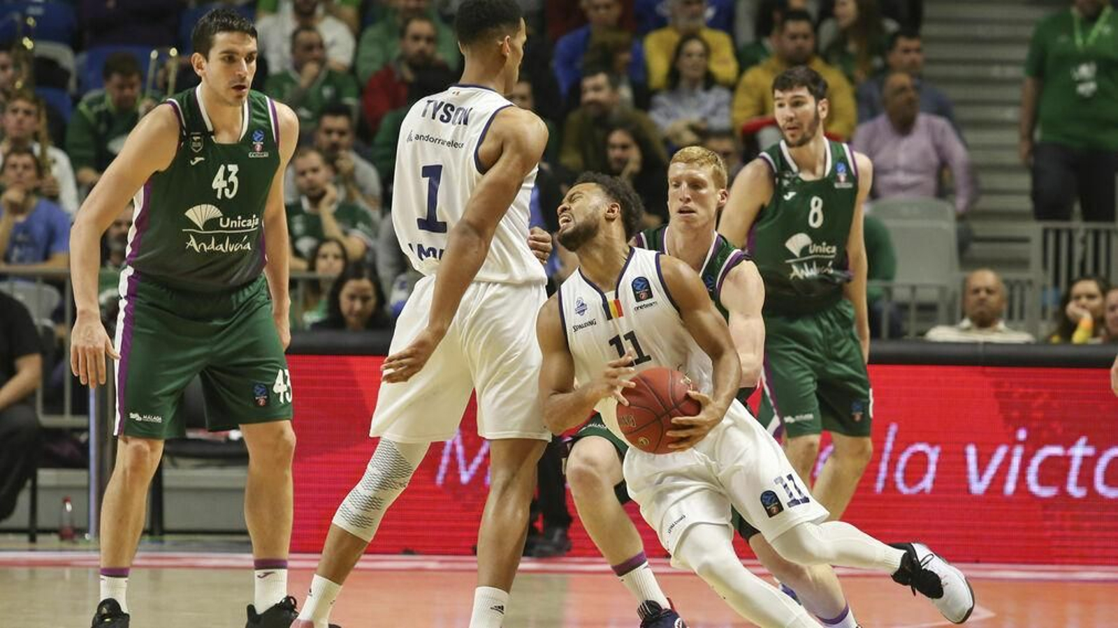 Alberto Díaz presiona a Clevin Hannah en el Carpena.