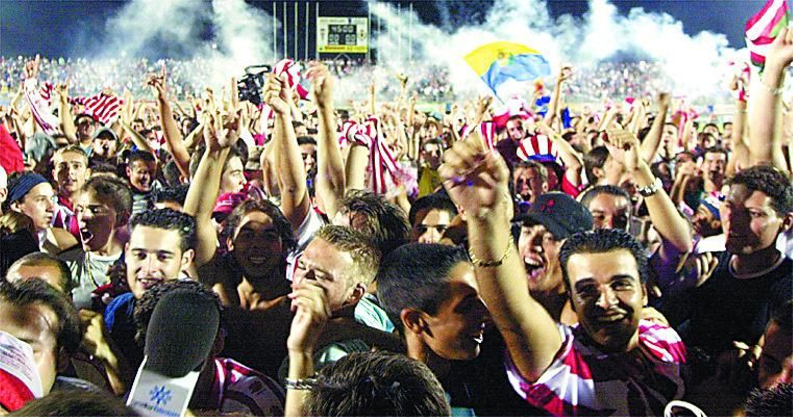 El Nuevo Mirador, desbordado de aficionados tras el ascenso de 2003. El Nuevo Mirador, desbordado de aficionados tras el ascenso de 2003.