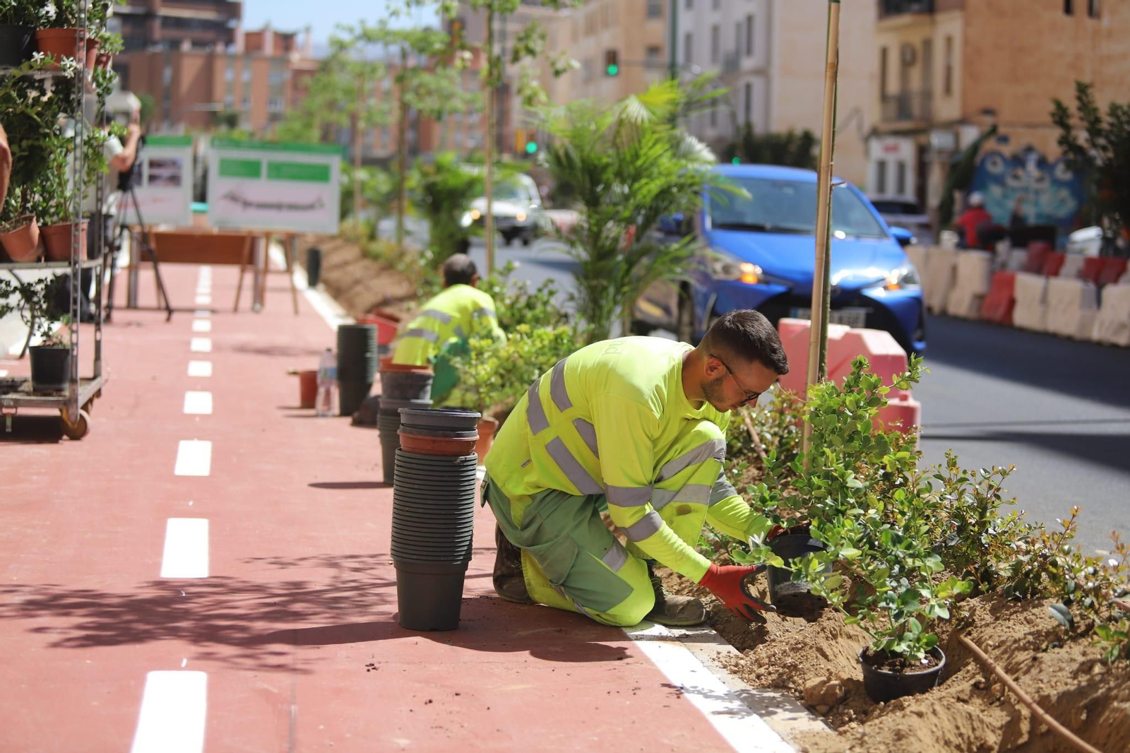 Jardineros terminando los últimos retoques en Callejones del Perchel.