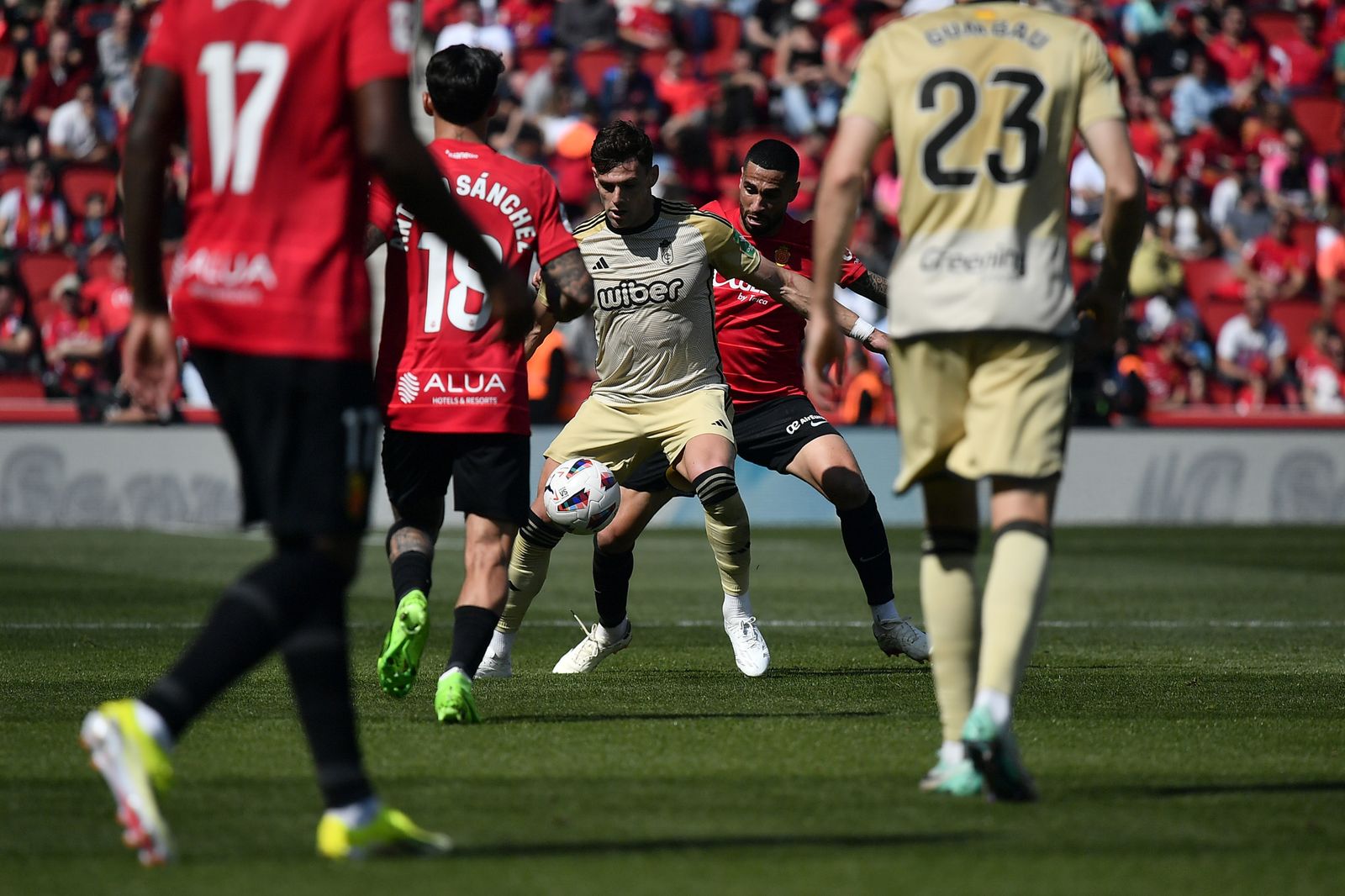 Lucas Boyé trata de proteger el balón ante un rival