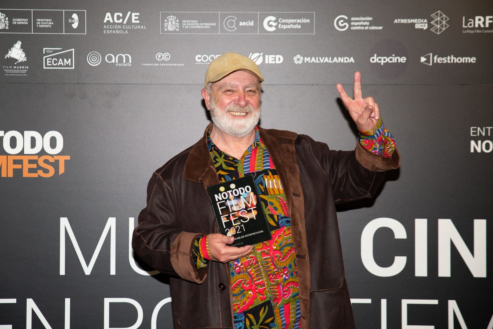 El pintor y actor Asencio Salas sonríe triunfante poco después de recoger su premio en el certamen.