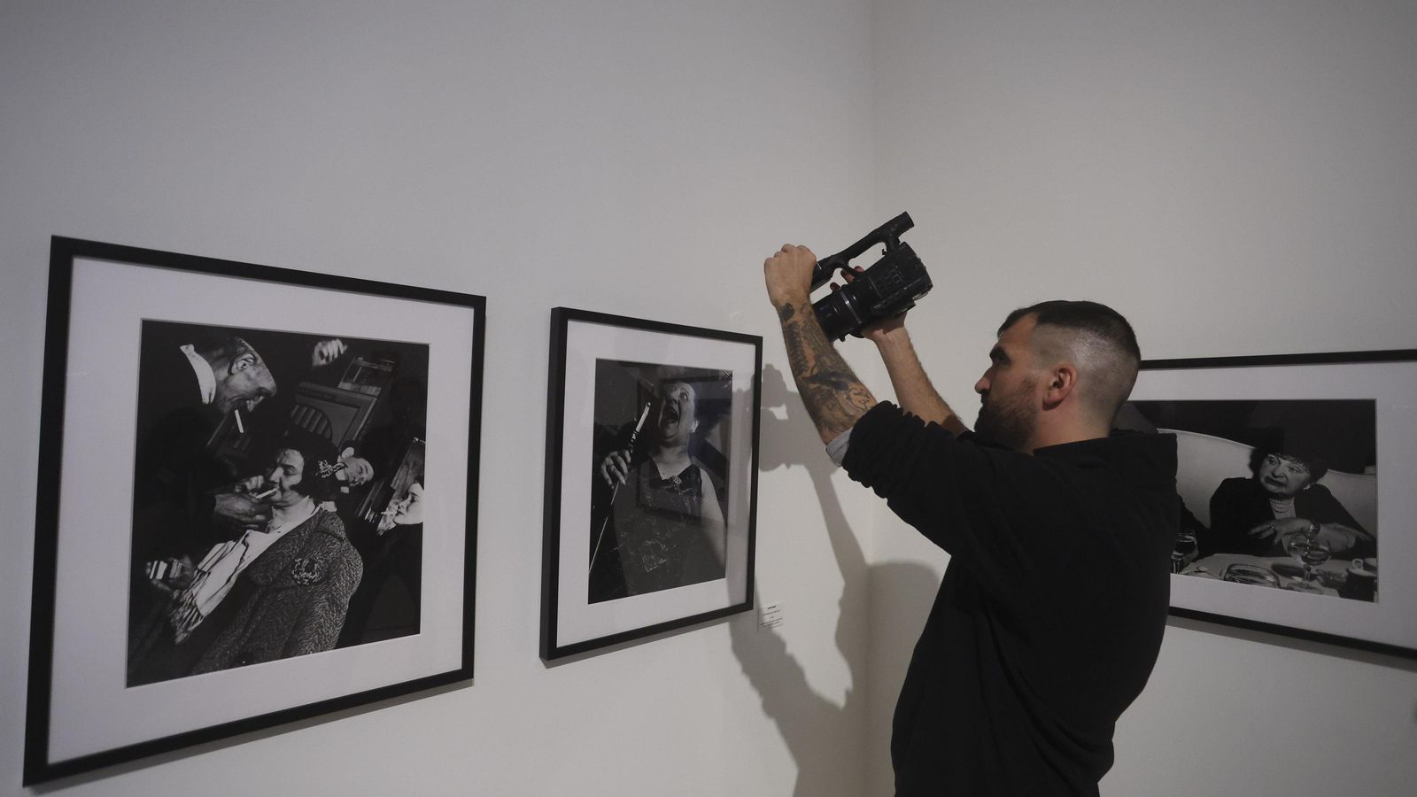 Tres imágenes de la exposición sobre las fotógrafas Lisette Model y Helen Levitt. Tres imágenes de la exposición sobre las fotógrafas Lisette Model y Helen Levitt.