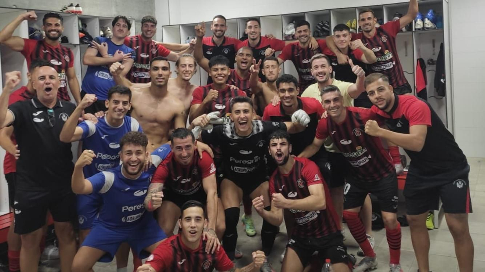 Los jugadores rojinegros celebran la última victoria liguera.