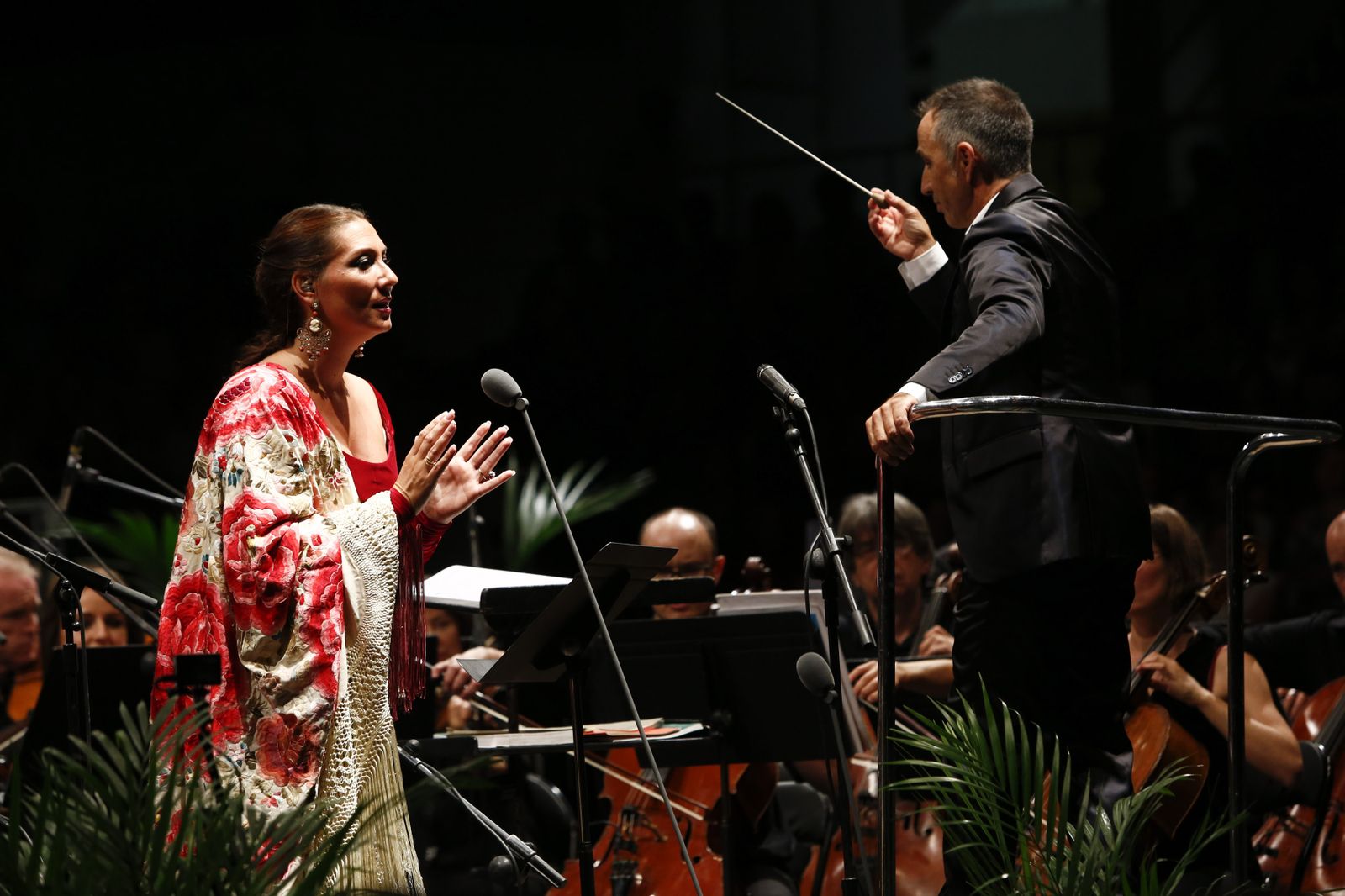 Marina Heredia, el maestro Ricardo Casero y la OCG en el concierto inaugural del año pasado.