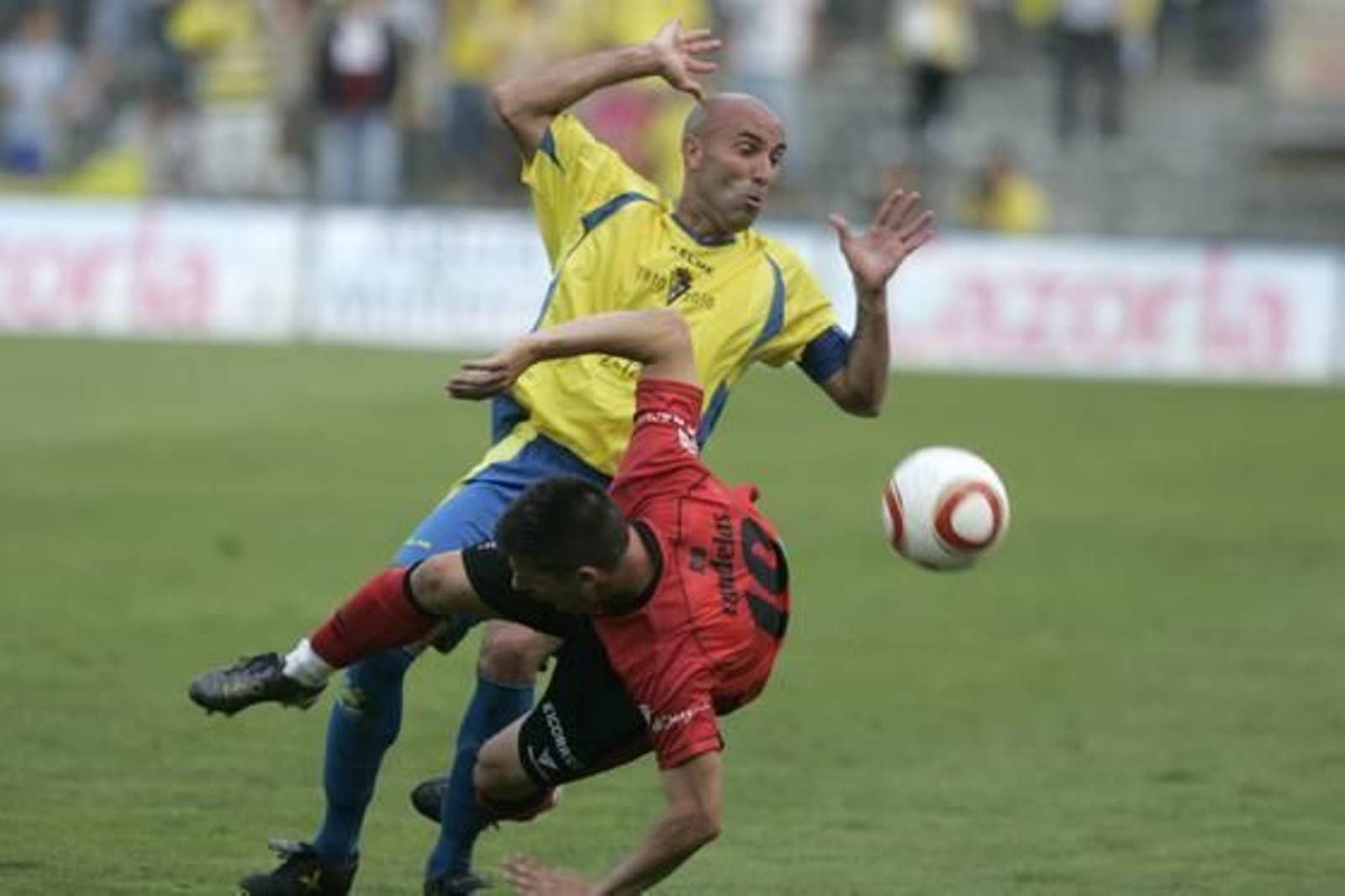 Raúl López traba a Candelas.

Foto: Jesus Marin