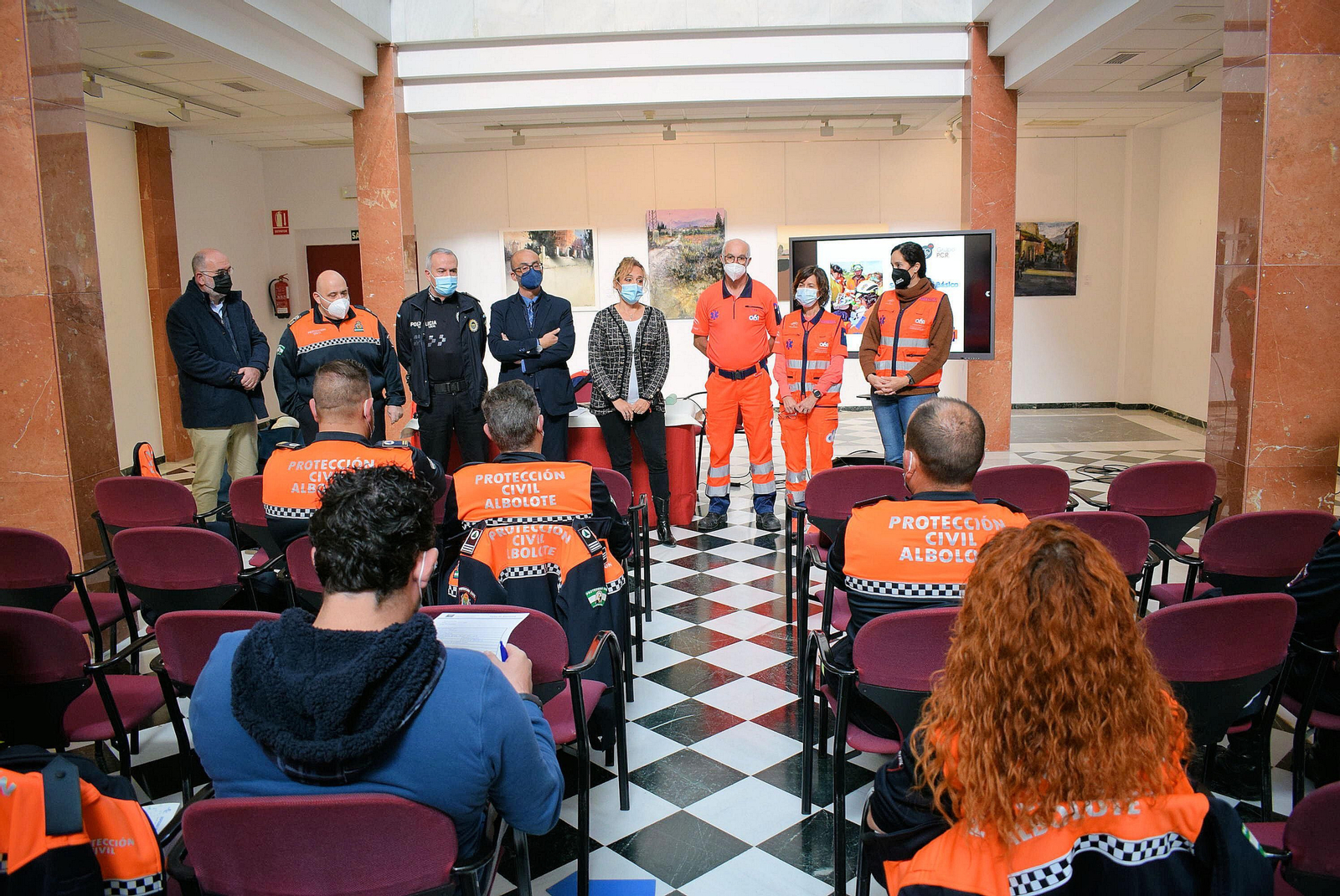 Miembros de protección civil y policía local en el curso de reanimación cardiopulmonar.