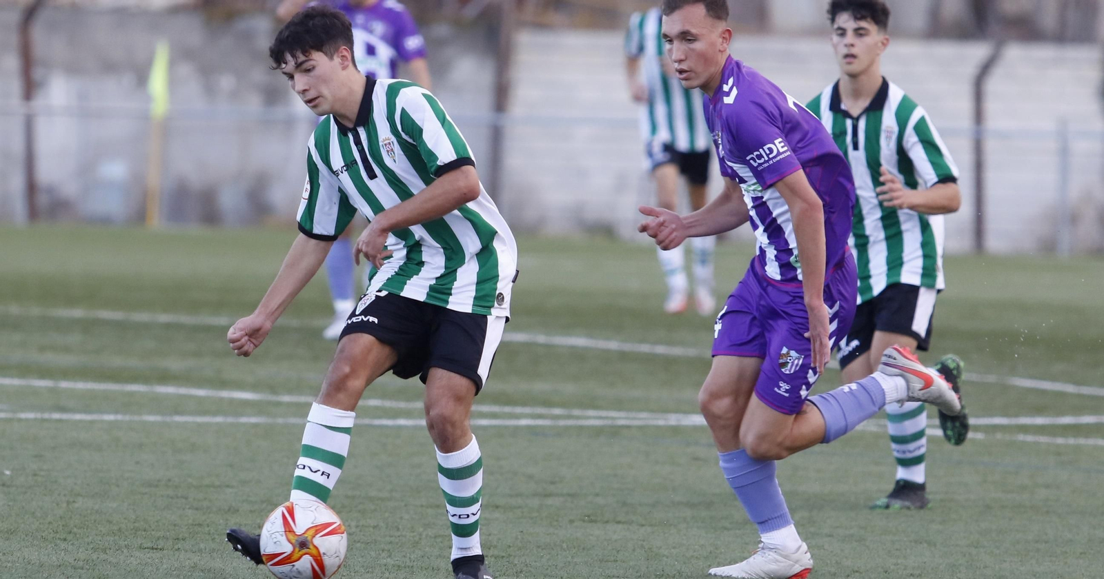 Hugo, ante la mirada de Francis, es presionado por un jugador del Atlético Jaén.
