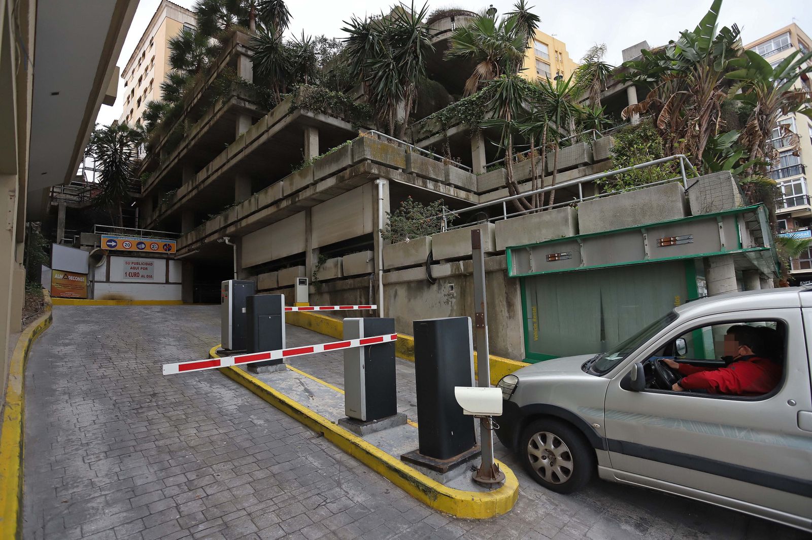 Un vehículo accede al aparcamiento La Escalinata de Algeciras