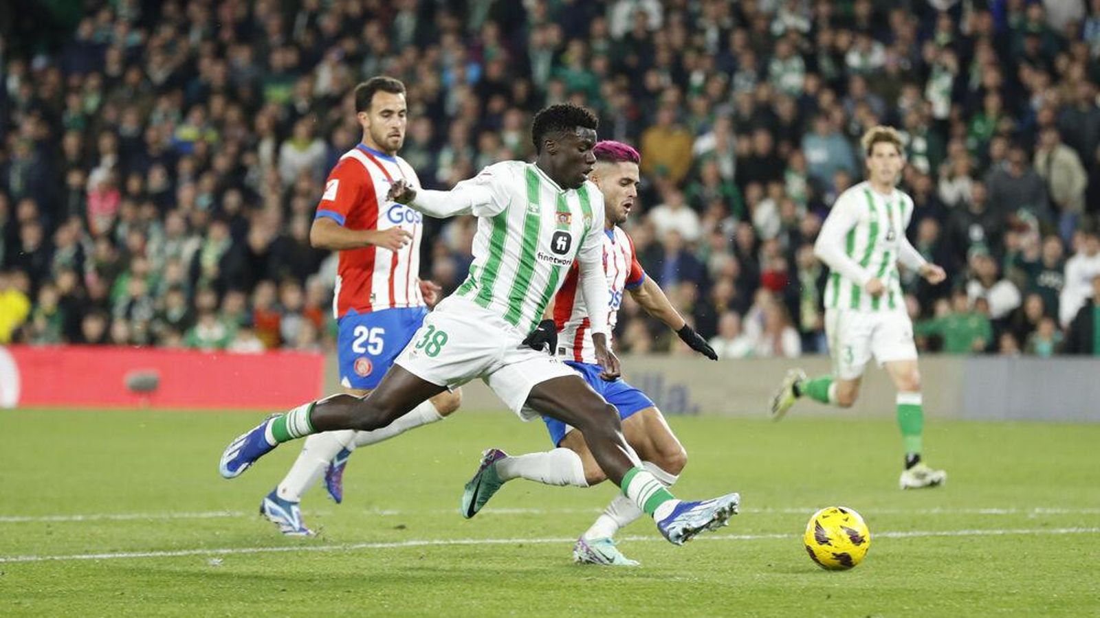 Assane Diao pelea con fuerza para llevarse un balón ante Yan Couto.