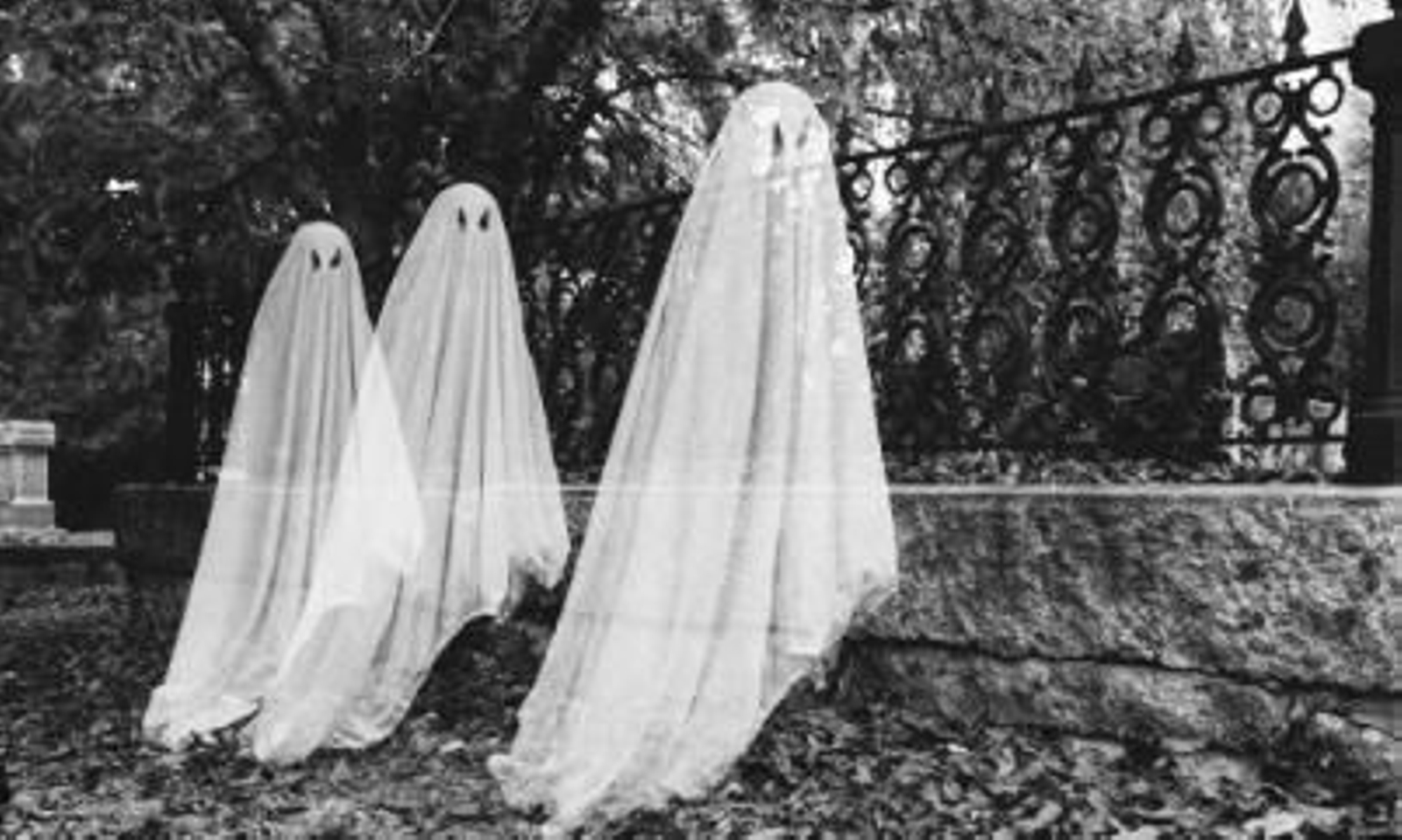 ¿Por qué los fantasmas se representan con sábanas y cadenas? ¿Por qué los fantasmas se representan con sábanas y cadenas?