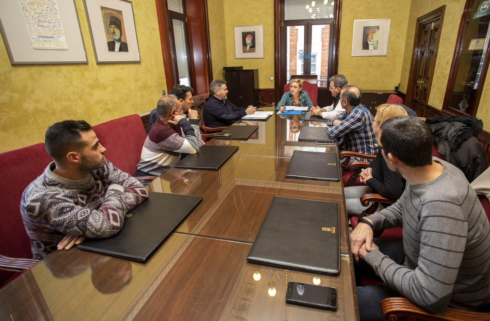 La concejala de Comercio y Mercados, Tania González, al fondo, con los detallistas del Mercado de San Sebastián.