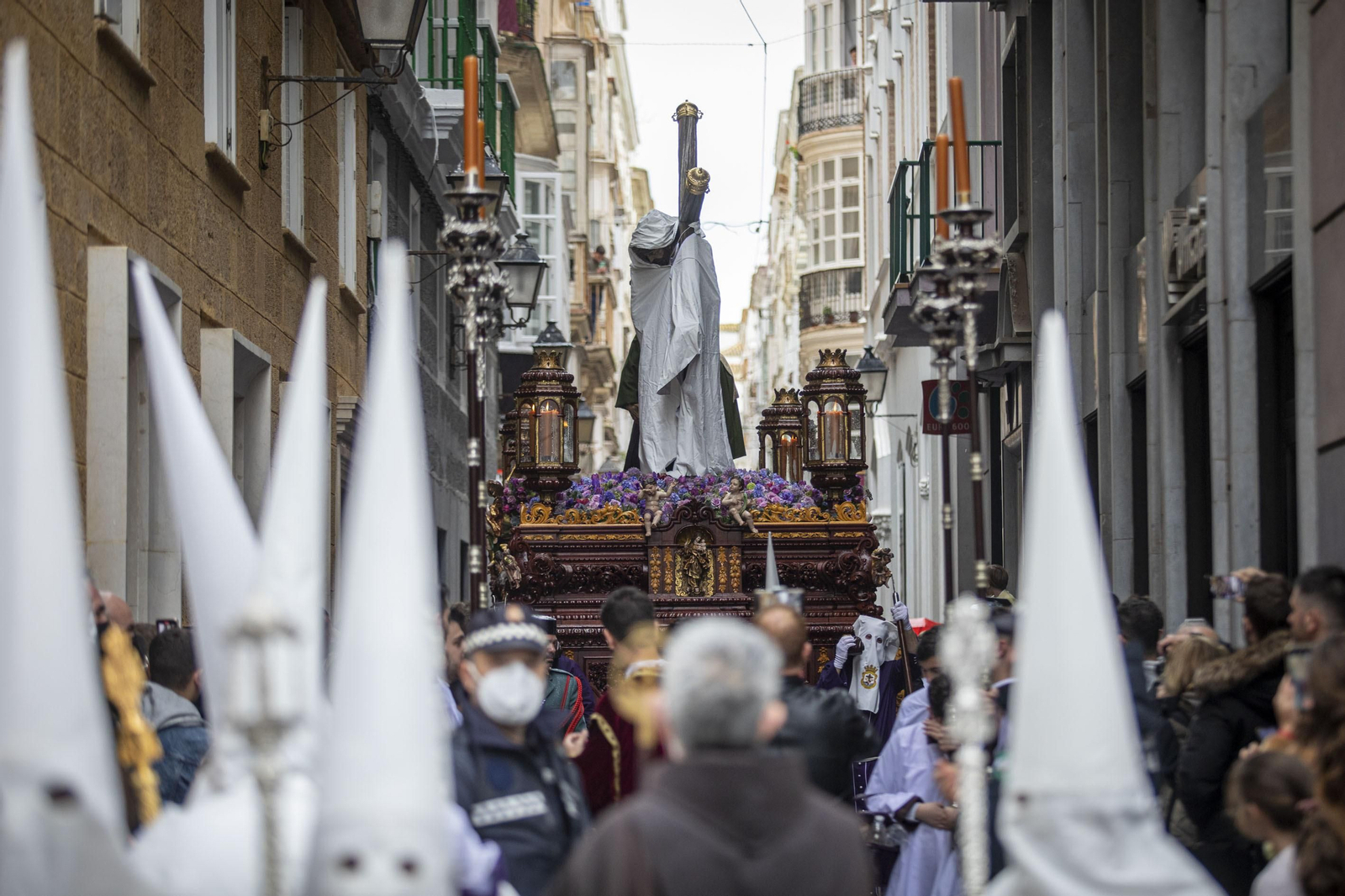 Las imágenes de la cofradía del Nazareno del Amor en la Semana Santa de Cádiz 2022