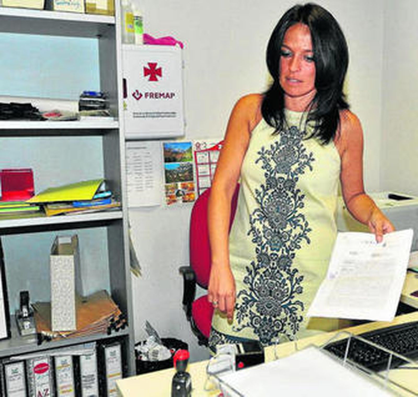 Evelia Rincón muestra ayer la denuncia y los sellos que fueron manipulados en el distrito Macarena.