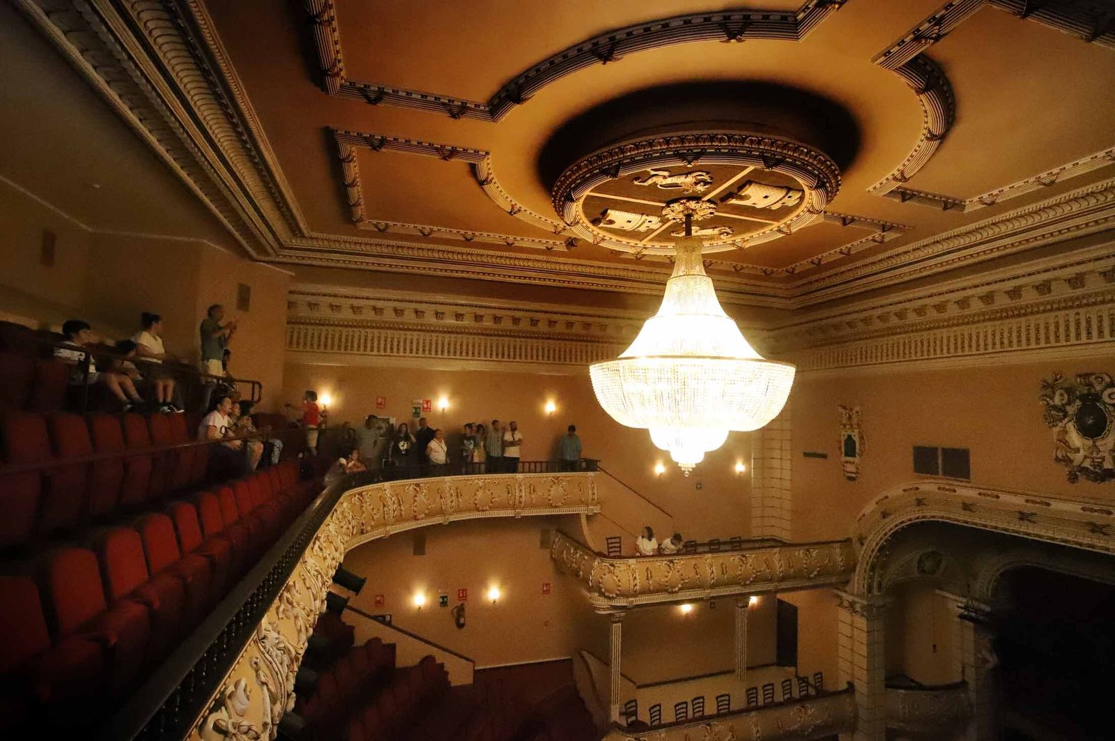 Imágenes de la visita guiada al Gran Teatro de Huelva por su 100 aniversario