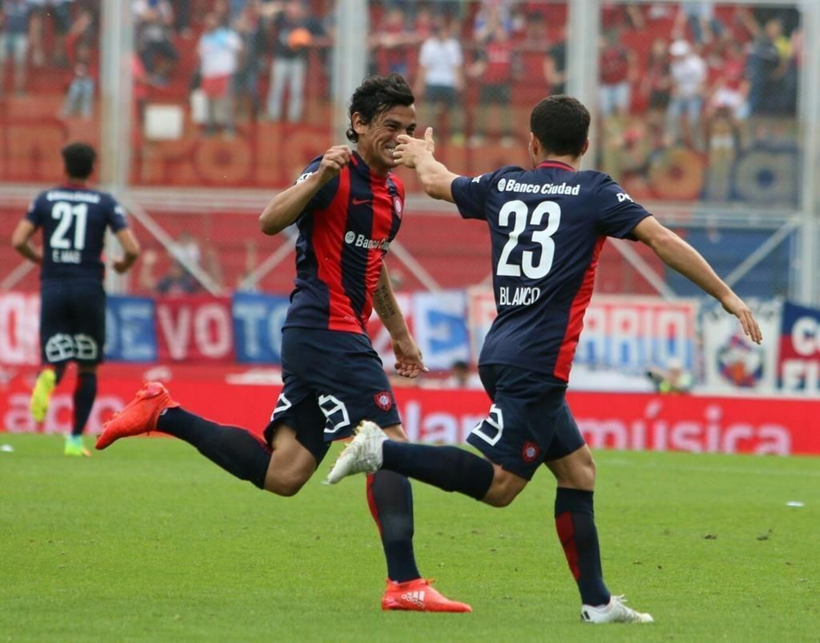 Tino Costa celebra un gol con la elástica de San Lorenzo de Almagro.